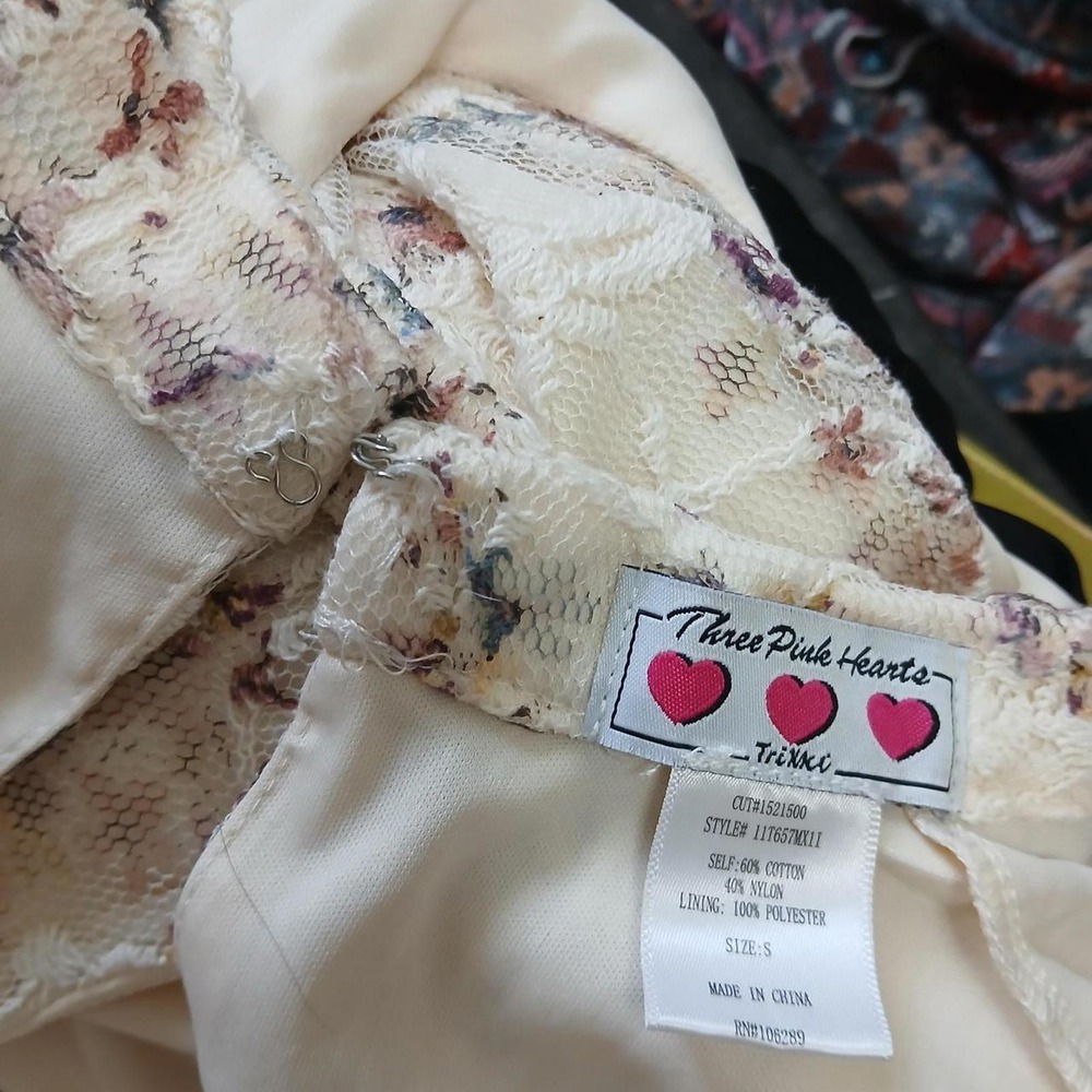 Women's lacy cream‎ floral blouse with keyhole neckline - Picture 4 of 4
